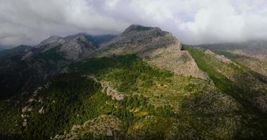 bellissimo roccioso montagna paesaggio nel estate, nuvoloso cielo. Spagna video