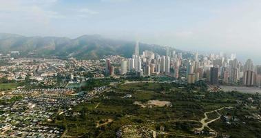 aéreo ver de rascacielos de el turístico ciudad de Benidorm, España video