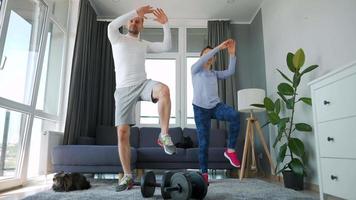 Kaukasisch paar aan het doen cardio opleiding Bij huis in knus helder kamer video