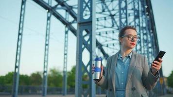 Frau im ein Mantel, Gehen um das Stadt im das früh Morgen, Trinken Kaffee video