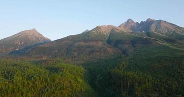 aérien vue de le Montagne lomnitsky bouclier. tatra montagnes, la slovaquie video