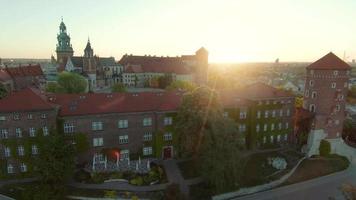 wawel Koninklijk kasteel en kathedraal vroeg ochtend- Bij ochtendgloren. Krakau, Polen. video