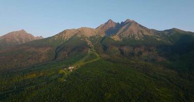 aérien vue de le Montagne lomnitsky bouclier. tatra montagnes, la slovaquie video