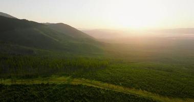 aéreo Visão do a tatra montanhas às pôr do sol, Eslováquia video