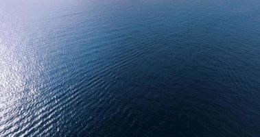 aérien Haut vers le bas vue de bleu Azur turquoise mer l'eau texture. video