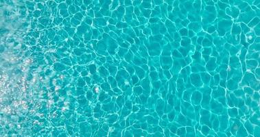 Blau Wasser im das Schwimmen Schwimmbad mit Licht Reflexionen. video