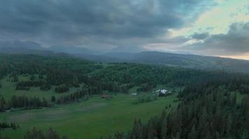 Antenne Aussicht von ein Sommer- Berg Landschaft. tatra Berge, Polen video