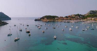 mallorca, Spanien. antenn se av sommar tillflykt stad hamn de soller på mallorca video