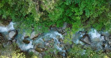 superiore giù Visualizza un' montagna fiume fluente tra grande pietre video