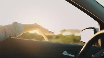 vue de voiture fenêtre sur route et main homme gestes à battre de la musique video