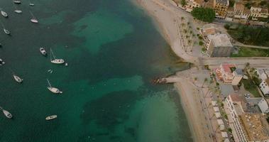 Mallorca, Spanien. Antenne Aussicht von Sommer- Resort Stadt, Dorf Hafen de Soller auf Mallorca video
