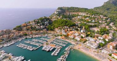 Mallorca, Spanien. Antenne Aussicht von Sommer- Resort Stadt, Dorf Hafen de Soller auf Mallorca video
