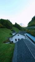 fpv aéreo vuelo alrededor el Iglesia y casas en lauterbrunnen, Suiza video