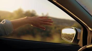 Visão a partir de carro janela em estrada e mão homem gestos para batida do música video