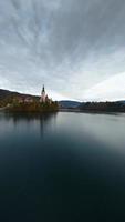 aéreo ver de lago desangrado y el isla en el medio de él, Eslovenia video