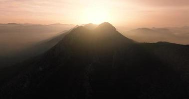 Silhouette von Berge gegen das Hintergrund von das Rahmen Sonne. Spanien video