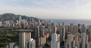 aéreo ver de rascacielos de el turístico ciudad de Benidorm, España video