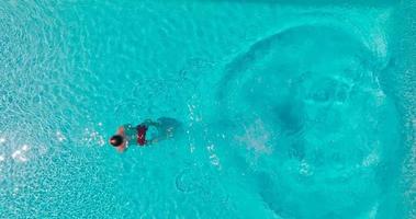 Antenne Aussicht wie ein Mann Tauchgänge in das Schwimmbad und schwimmt video