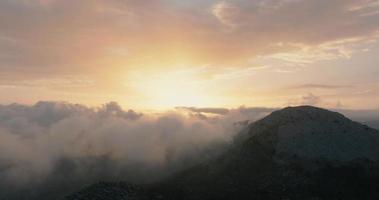 aérien vue de Montagne paysage à nuage niveau. Espagne video