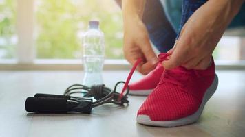 vrouw koppelverkoop schoenveters Aan sportschoenen gaan voor opleiding of jogging video