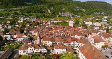 aéreo Visão do a Cidade do la neuveville em a margens do lago biel, Suíça video