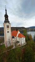Antenne Aussicht von See blutete und das Insel im das Mitte von Es, Slowenien video