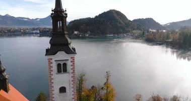 aéreo ver de lago desangrado y el isla en el medio de él, Eslovenia video