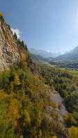 montaña paisaje en Suiza en otoño. fpv aéreo Disparo video