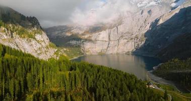 Antenne Aussicht von das See Öschinensee auf ein sonnig Herbst Tag. schweizerisch Alpen. video