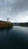 aérien vue de Lac saigner et le île dans le milieu de il, slovénie video
