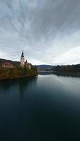 aereo Visualizza di lago sanguinato e il isola nel il mezzo di esso, slovenia video