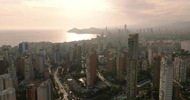 antenne visie van wolkenkrabbers van de toeristisch stad van benidorm, Spanje video