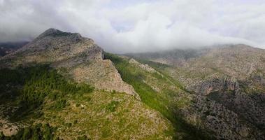 bellissimo roccioso montagna paesaggio nel estate, nuvoloso cielo. Spagna video