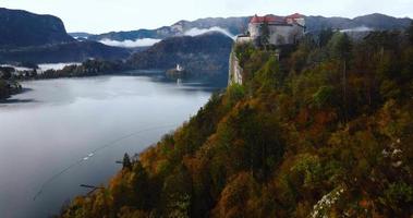 antenn se av blejski grad, slott byggd på topp av en sten. slovenien. video