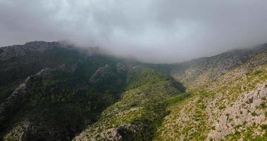magnifique rocheux Montagne paysage dans été, nuageux ciel. Espagne