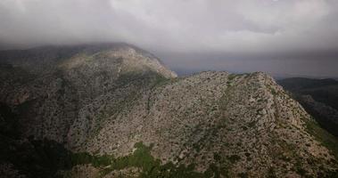 mooi rotsachtig berg landschap in zomer, bewolkt lucht. Spanje video