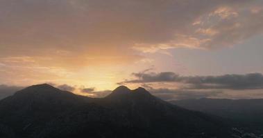 aérien vue de Montagne paysage à nuage niveau. Espagne video