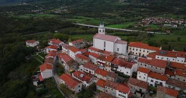 aéreo ver de el casas con rojo techos, el antiguo pueblo en un colina. Eslovenia