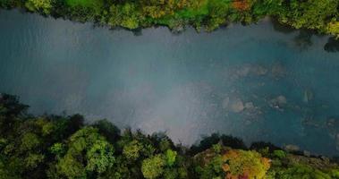 top naar beneden visie van een berg zoetwater rivier- Voeg een ... toe met een laag water niveau video