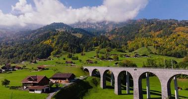 aereo Visualizza di il bellissimo svizzero natura con Ferrovia ponte e villaggio video