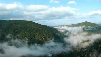 aéreo ver de hermosa montaña paisaje. niebla sube terminado el montaña pendientes video