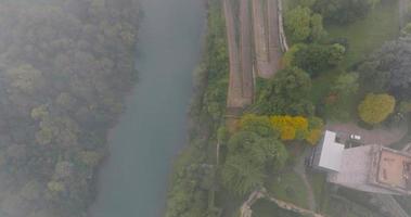 oben Nieder Aussicht von das tacani Wasserkraft Leistung Bahnhof auf Fluss füge hinzu ein. Italien video