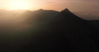 silhouette di montagne contro il sfondo di il ambientazione sole. Spagna video