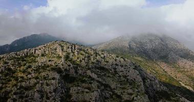 magnifique rocheux Montagne paysage dans été, nuageux ciel. Espagne