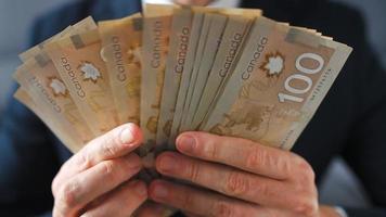 formeel gekleed Mens tellen Canadees dollar rekeningen, detailopname. video