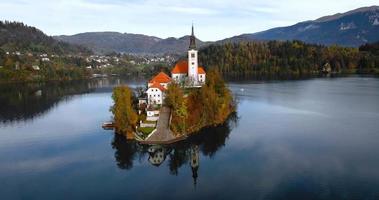 Antenne Aussicht von See blutete und das Insel im das Mitte von Es, Slowenien video