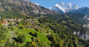 aereo Visualizza di il bellissimo svizzero natura nel lauterbrunnen valle nel Svizzera video