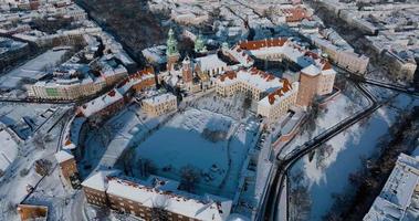 aérien vue de wawel Royal Château et cathédrale couvert avec neige, Cracovie video