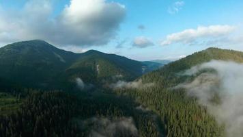 Antenne Aussicht von schön Berg Landschaft. Nebel steigt an Über das Berg Pisten video