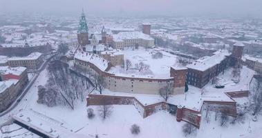 aéreo Visão do wawel real castelo e catedral coberto com neve, Cracóvia video